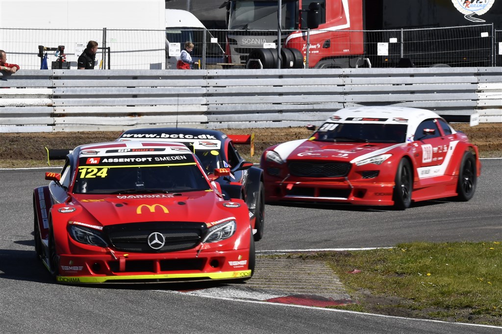 Malte Ebdrup (124), Nicolai Nygaard Pedersen (1) og Jakob Steffensen (288) i topkampen i Grand Prix Super 2L.
(Foto: Morten Kimer Hansen)